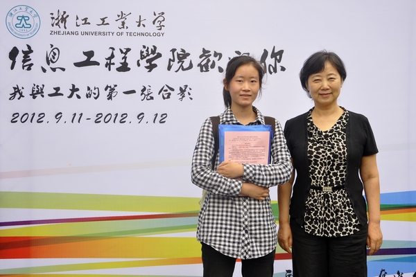 “我与工大的第一张合影”：党委副书记何智蕴与信息学院2012级新生合影