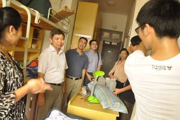 学院领导走访学生寝室，关心学生入住情况