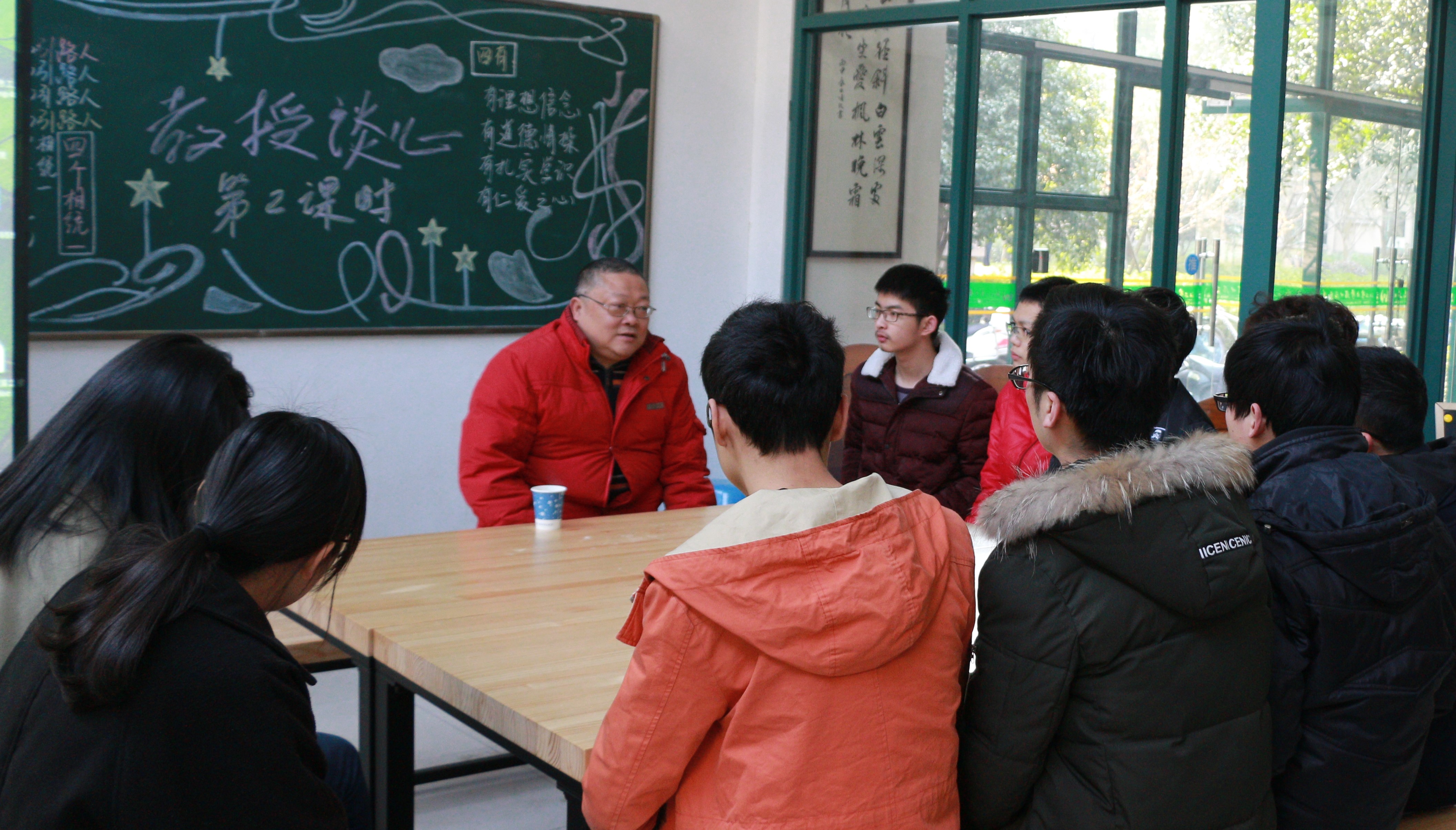 同学们聆听孙老师的讲解