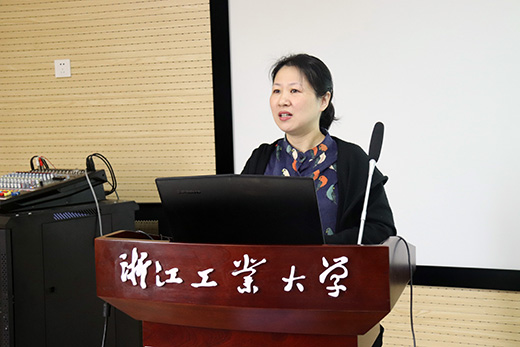 1541736507842056876.jpg 学校心理健康中心副主任邱晓雯老师作“当个魅力家长——提升与孩子的有效沟通技巧”讲座.jpg