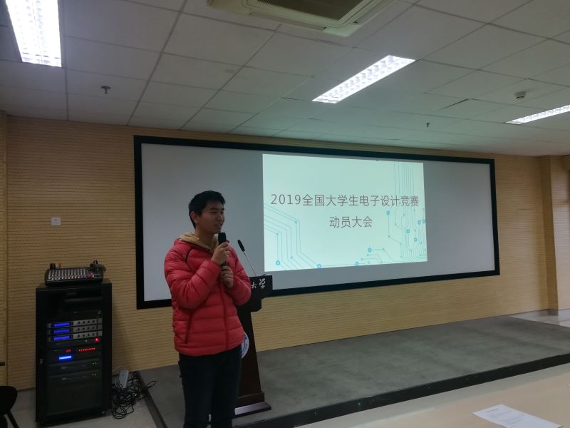 1551952018170090693.jpg 3、去年电子竞赛获奖学生代表张杰交流心得体会.jpg