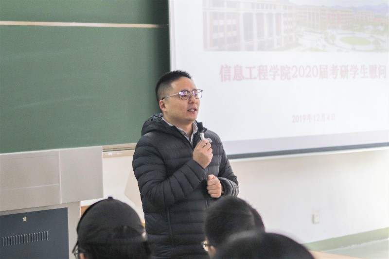 杨东勇向同学们发放慰问品学院党委副书记屠佳向同学们发放慰问品现场