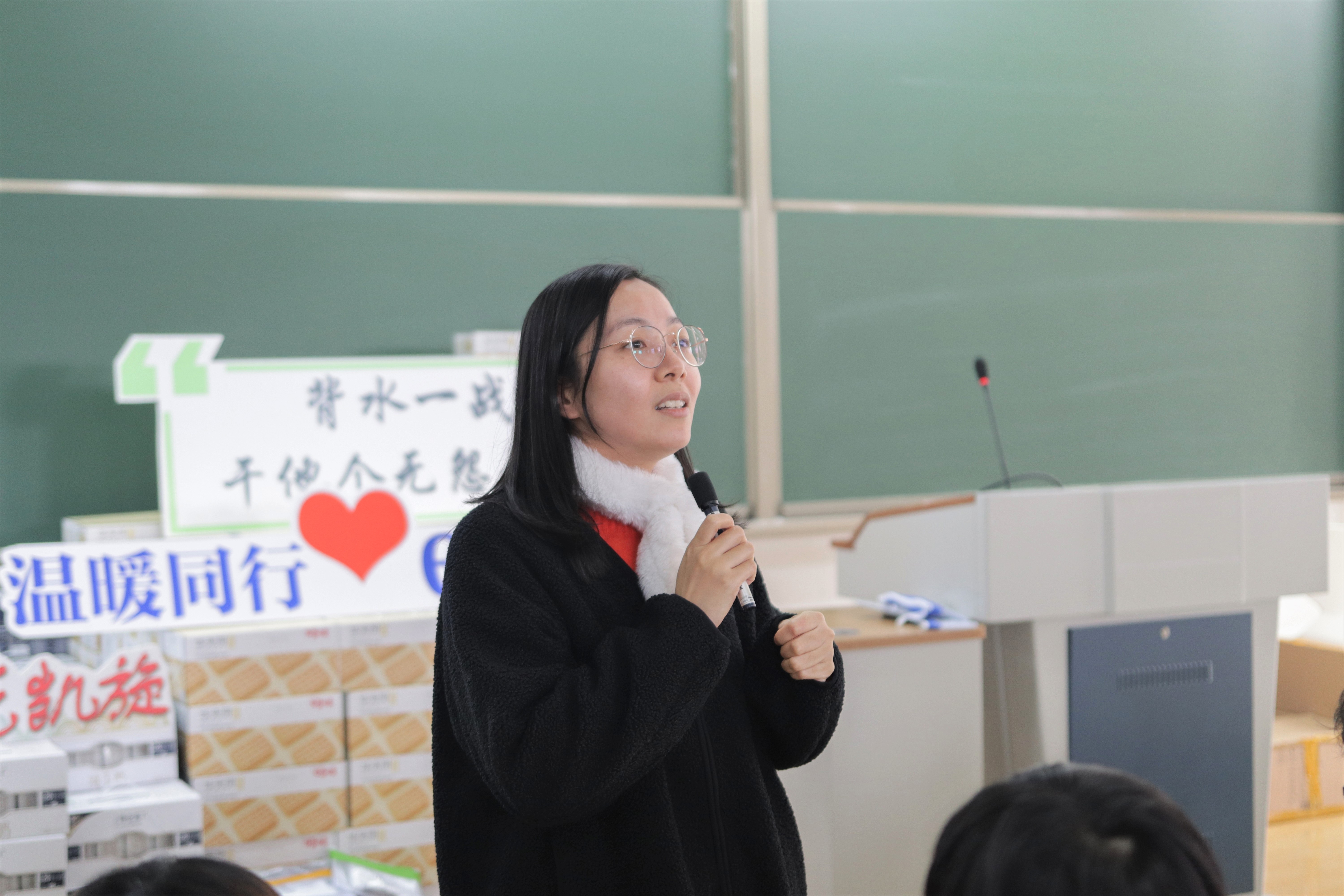 1578647603285002450.jpg 年级辅导员蒋雷亦老师为考研同学加油打气.jpg