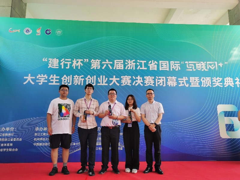 1598447789445039805.jpg 团队照片.jpg