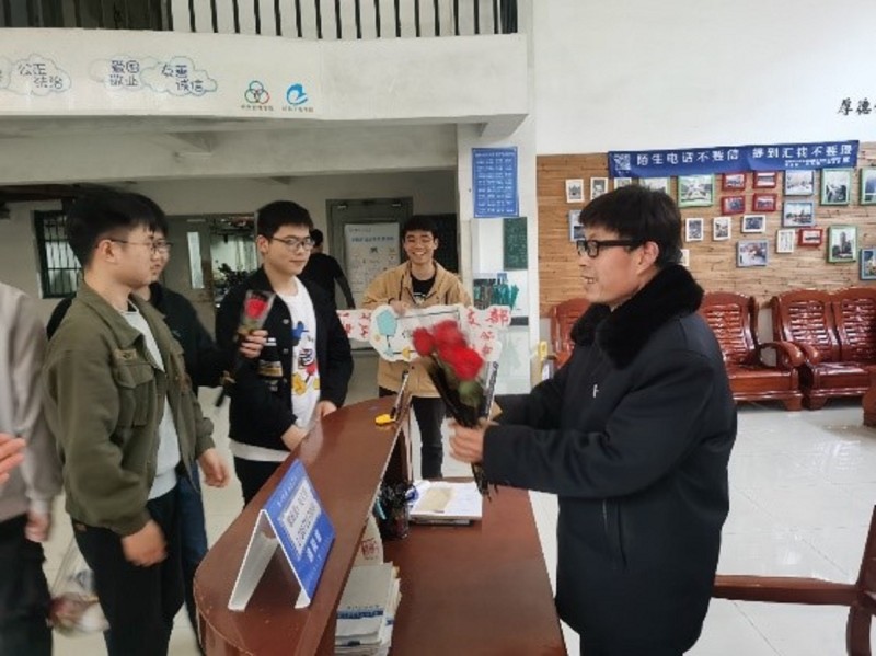 1618191303176089249.jpg 图2.1送花和感谢信.jpg