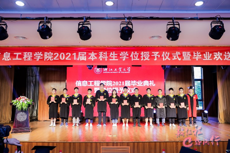 1625107262849097876.jpg 9.陈友良老师为校友联络员颁发聘书.jpg