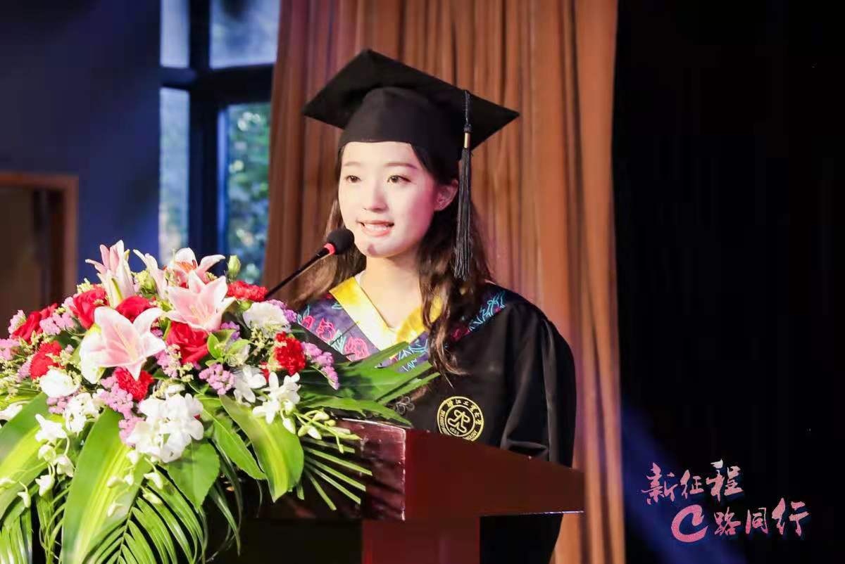 1625107381222057679.jpg 3.毕业生代表2021届通信工程专业闻陈祎鸣发言 .jpg