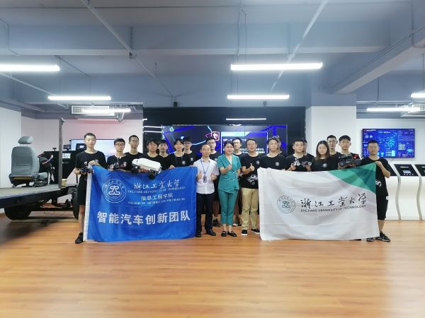 智能车团队师生与鸿泉物联领导合影.jpg