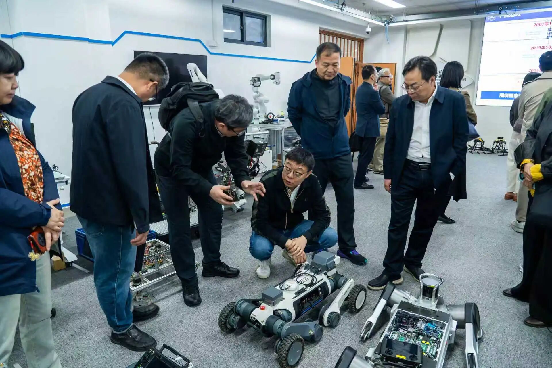 参观信息工程学院AI实验室.jpg